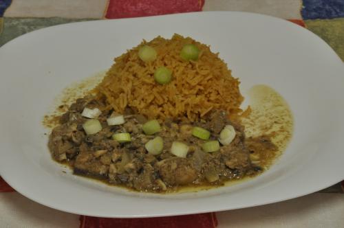 Jak uvařit sledě v horkém koření s paprikovou rýží? Snadné recept, připravený za 30 - 45 minut